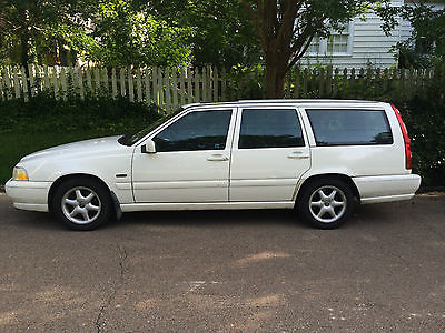 Volvo : V70 AWD Wagon 4-Door white exterior, black leather interior, drives great