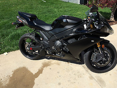 Yamaha : YZF-R Black Yamaha 2008 R1 , Less than 5k miles, excellent condition