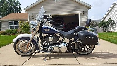 Harley-Davidson : Softail Deluxe - Cobalt Blue/White; wide white-wall tires; detachable accessories