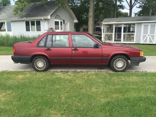Volvo : 940 4dr Sedan w/ Runs great MD Inspected cold AC 28 MPG hwy Title here drive today