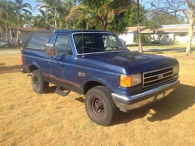 Ford : Bronco XLT Blue exterior, black top, red interior. Paint and interior in good condition