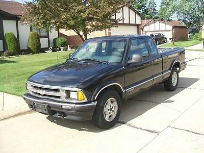 Chevrolet : S-10 LS Chevrolet S 10 Extended Cab 4X4 Auto Air