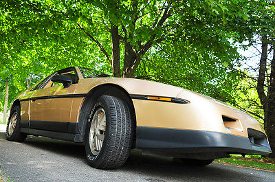 Pontiac : Fiero SE Pontiac Fiero 1986 V-6 four speed, AC PW sunroof am-fm cassette