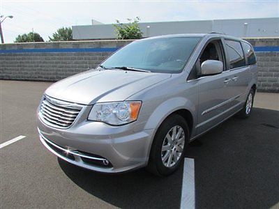 Chrysler : Town & Country 4dr Wagon Touring 4 dr wagon touring low miles van automatic v 6 cyl gray
