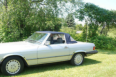 Mercedes-Benz : 500-Series 560 SL Astral Silver with navy top