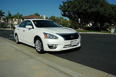 Nissan : Altima s 2014 nissan altima in white with a grey interior great gas mileage