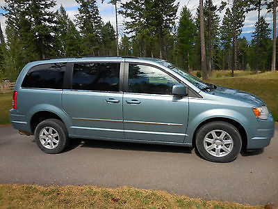 Chrysler : Town & Country Handicap wheelchair accessible van Wheelchair Accessible Rear Entry Manual Ramp - Mobility Works Conversion