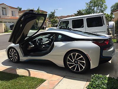 BMW : i8 Base Coupe 2-Door Pure Impulse World 2015 BMW i8 - Crystal White - Frozen Blue Accents