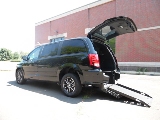 Dodge : Grand Caravan SE Plus Wheelchair Accessible Van