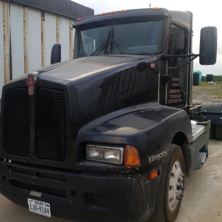 2005 Kenworth T600  Conventional - Day Cab