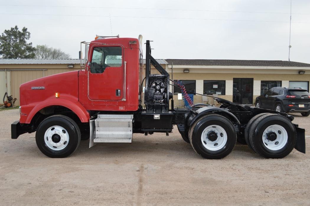 2005 Kenworth T800  Conventional - Day Cab
