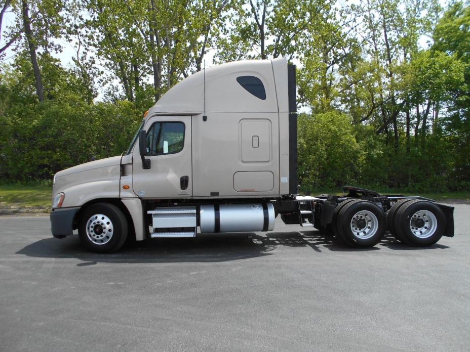 2010 Freightliner Cascadia  Conventional - Sleeper Truck