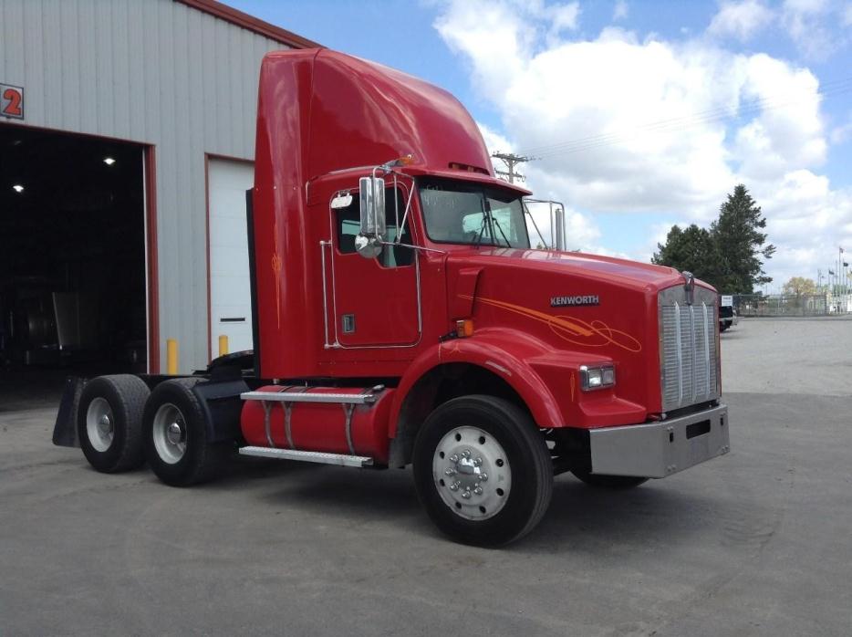 2002 Kenworth T800  Conventional - Day Cab