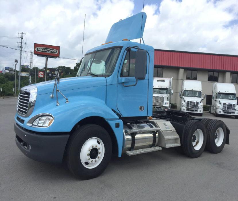 2007 Freightliner Columbia  Conventional - Day Cab