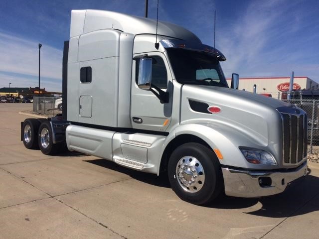 2015 Peterbilt 579  Conventional - Day Cab