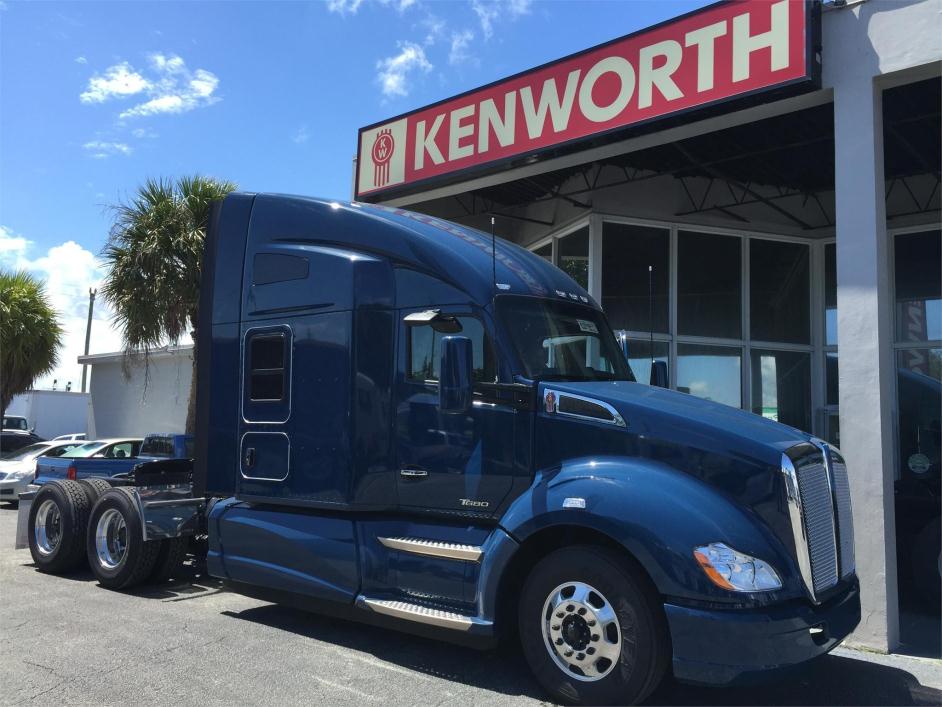 2016 Kenworth T680  Conventional - Sleeper Truck