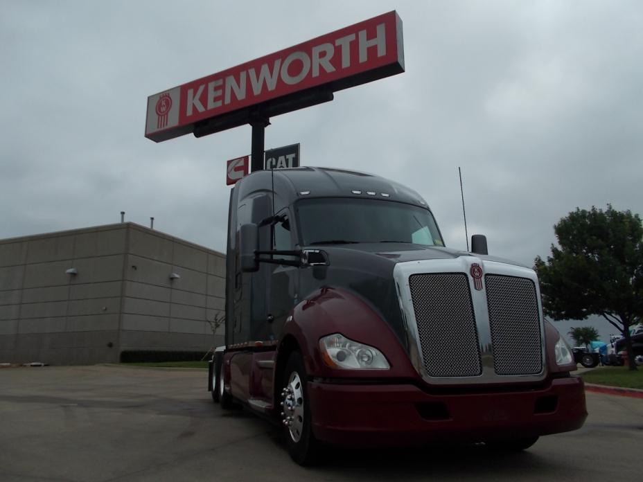 2015 Kenworth T680  Conventional - Sleeper Truck