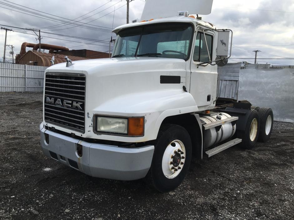 2003 Mack Ch613  Conventional - Day Cab