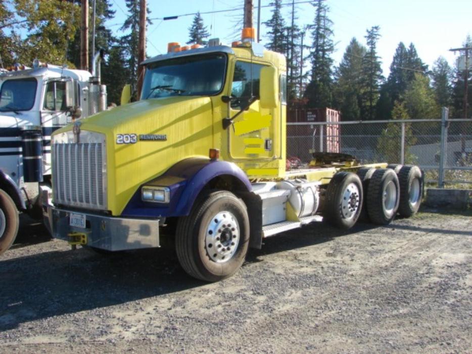 2001 Kenworth T800b  Conventional - Day Cab