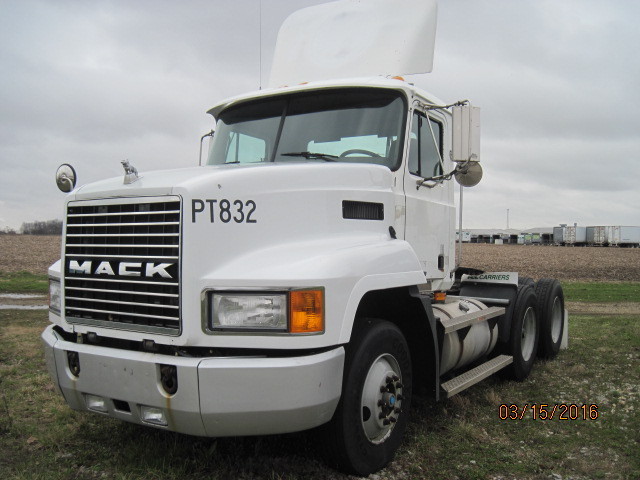 2001 Mack Ch613  Conventional - Day Cab