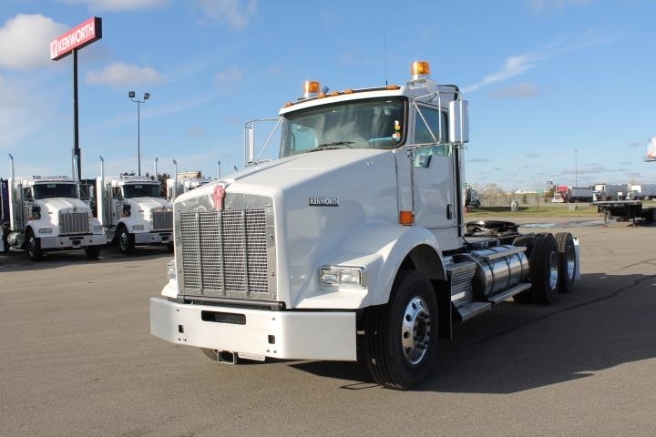 2016 Kenworth T800  Conventional - Day Cab