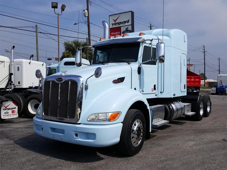 2011 Peterbilt 386  Conventional - Sleeper Truck