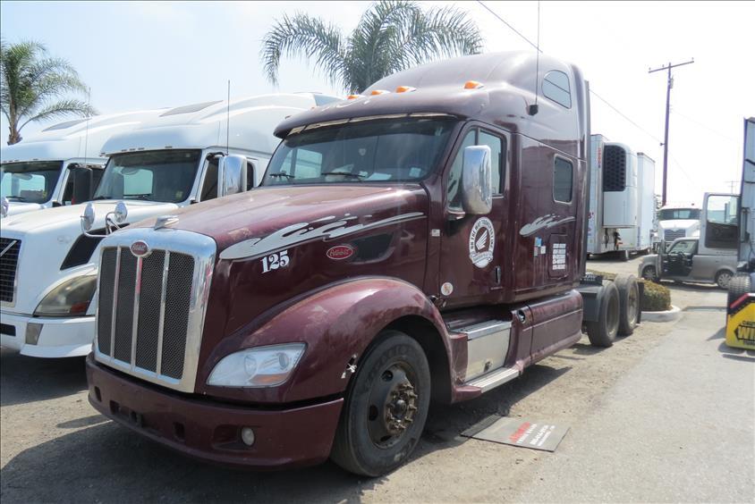 2012 Peterbilt 587  Conventional - Sleeper Truck