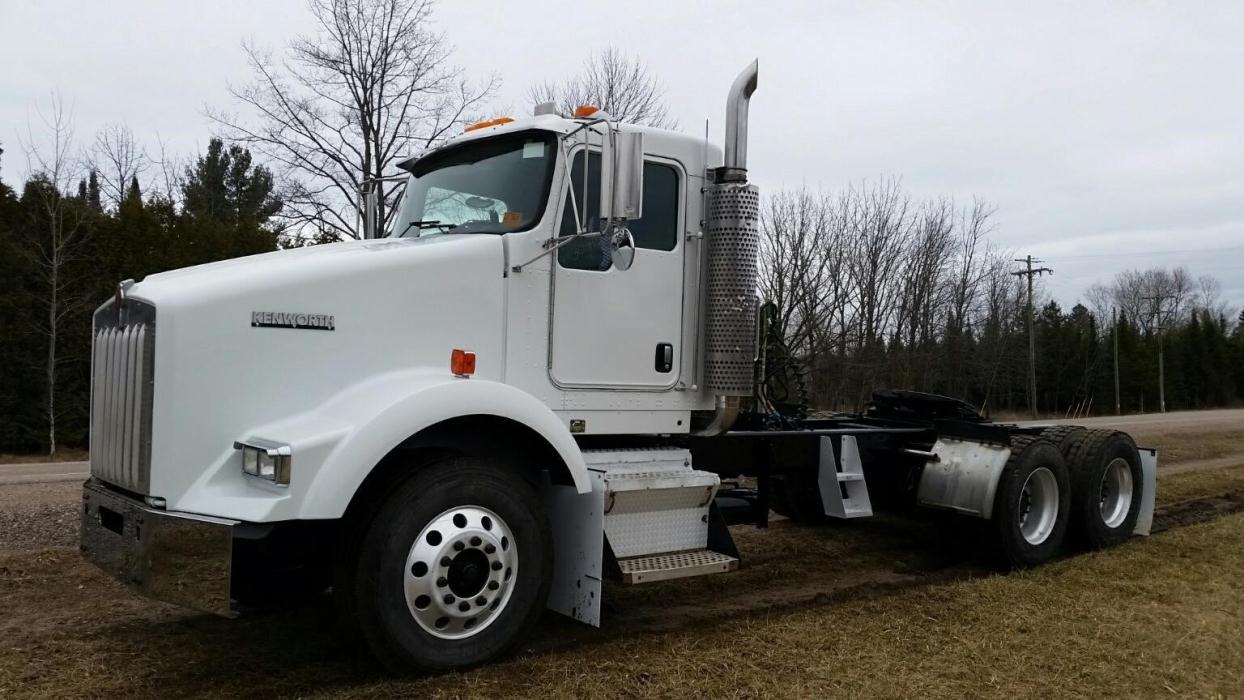 2005 Kenworth T800  Conventional - Day Cab