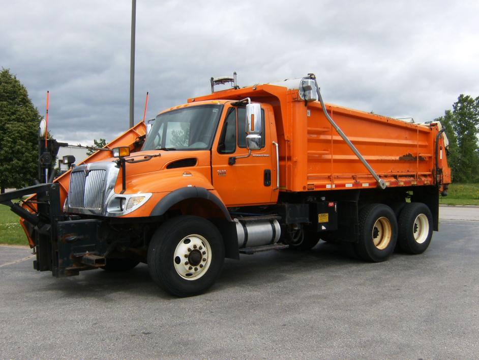 2003 International 7400  Plow Truck - Spreader Truck