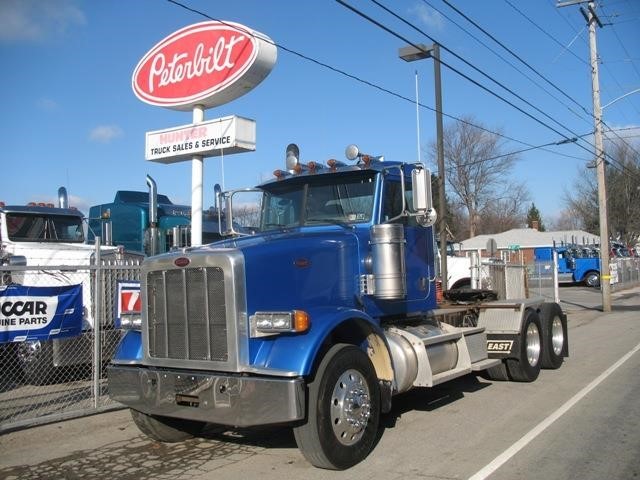 2010 Peterbilt 367  Conventional - Day Cab