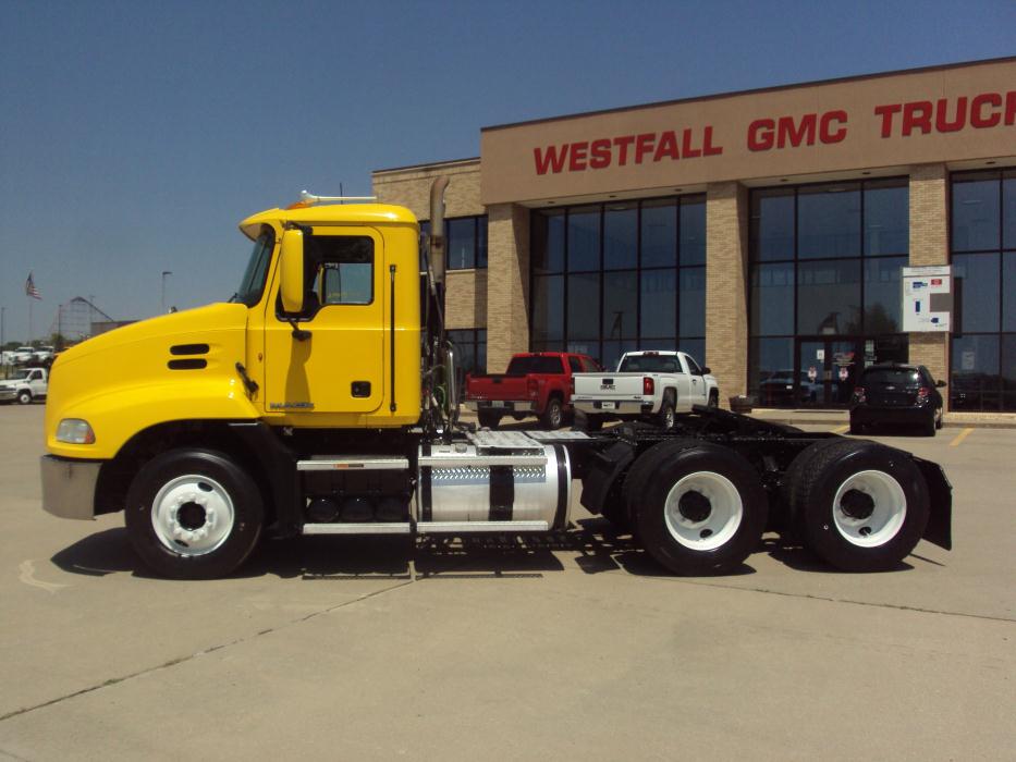 2010 Mack Ch613  Conventional - Day Cab