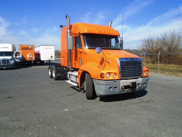 2005 Freightliner C120  Conventional - Day Cab