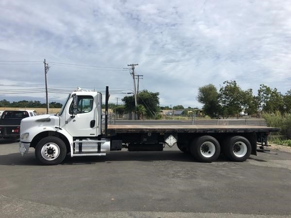 2006 Freightliner Business Class M2 106  Flatbed Truck