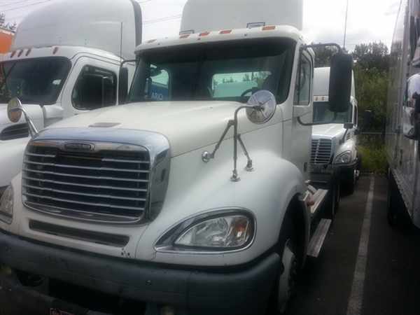 2004 Freightliner Columbia  Conventional - Day Cab