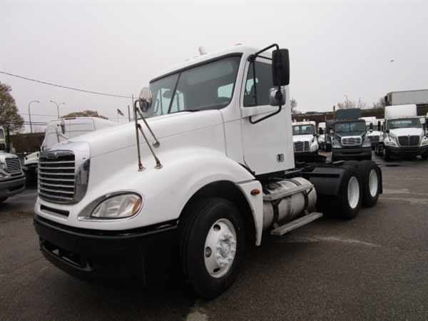 2006 Freightliner Columbia 120  Conventional - Day Cab