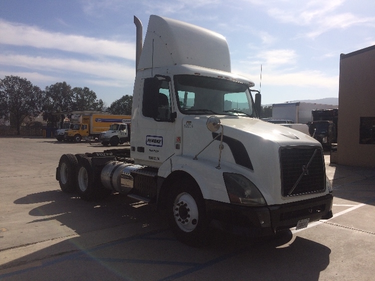 2011 Volvo Vnl64t300  Conventional - Day Cab