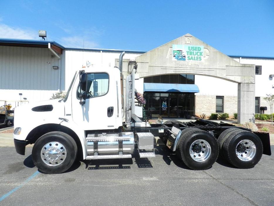2005 Freightliner Business Class M2 112v  Conventional - Day Cab