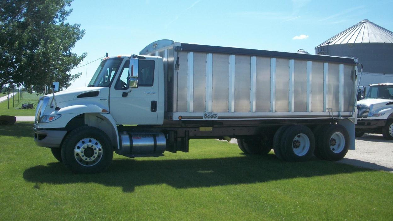 2011 International 4400  Farm Truck - Grain Truck