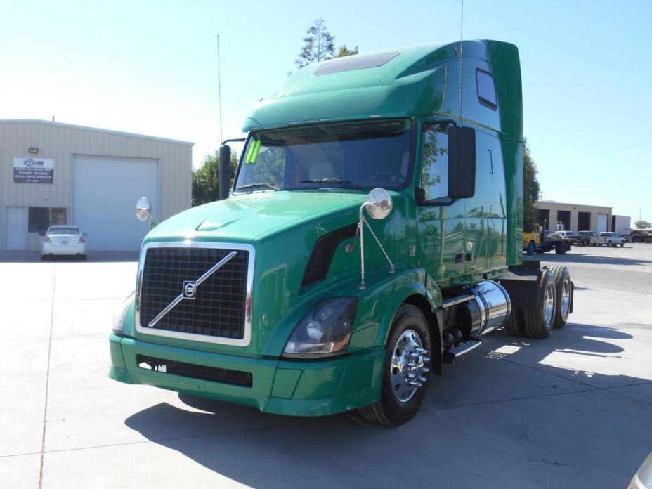 2011 Volvo Vnm64t670  Conventional - Sleeper Truck