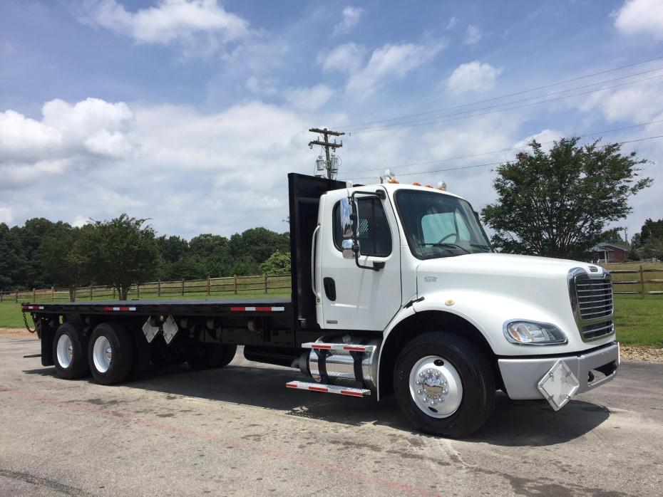 2006 Freightliner Business Class M2 112  Flatbed Truck