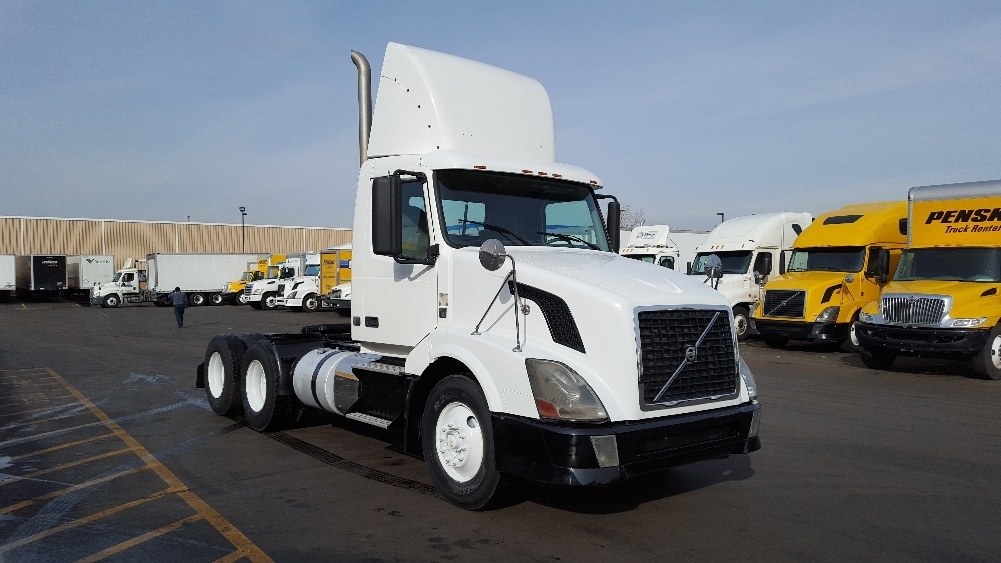 2011 Volvo Vnl  Conventional - Day Cab