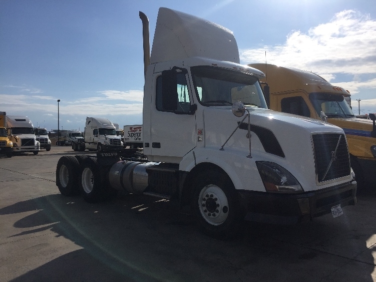 2011 Volvo Vnl64t300  Conventional - Day Cab