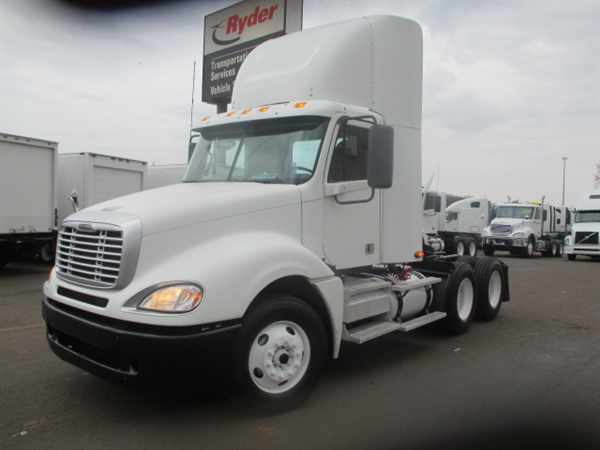 2009 Freightliner Columbia 120  Conventional - Day Cab