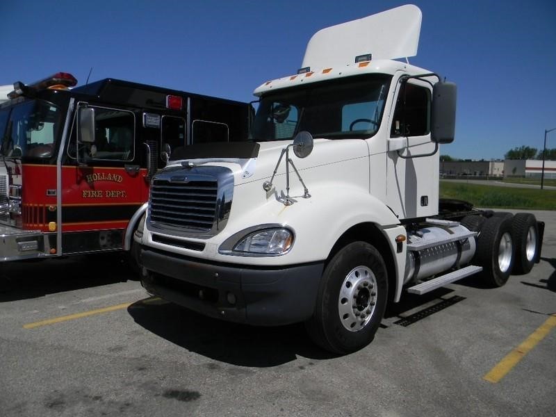 2015 Freightliner Columbia 112  Conventional - Day Cab