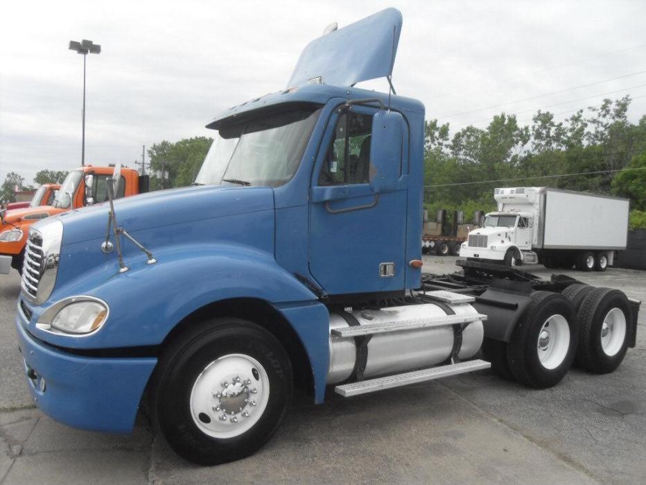 2004 Freightliner Columbia 120  Conventional - Day Cab
