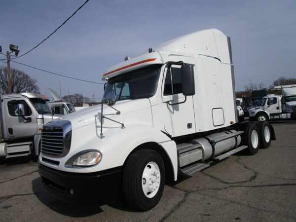 2009 Freightliner Columbia 120  Conventional - Sleeper Truck