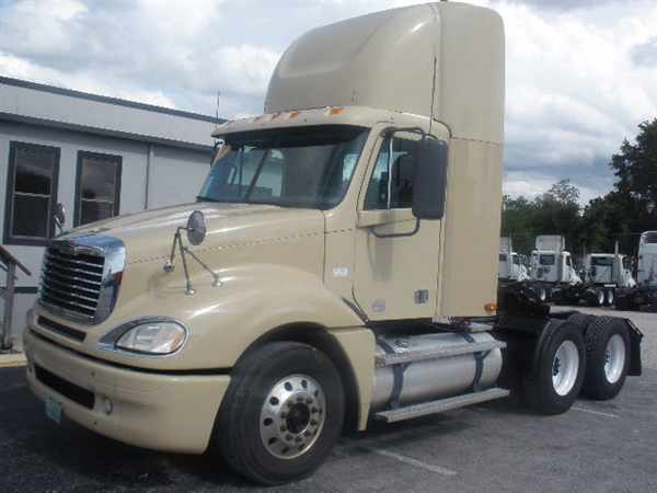 2011 Freightliner Columbia 120  Conventional - Day Cab