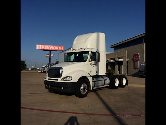 2008 Freightliner Cl12064s - Columbia 120  Conventional - Day Cab