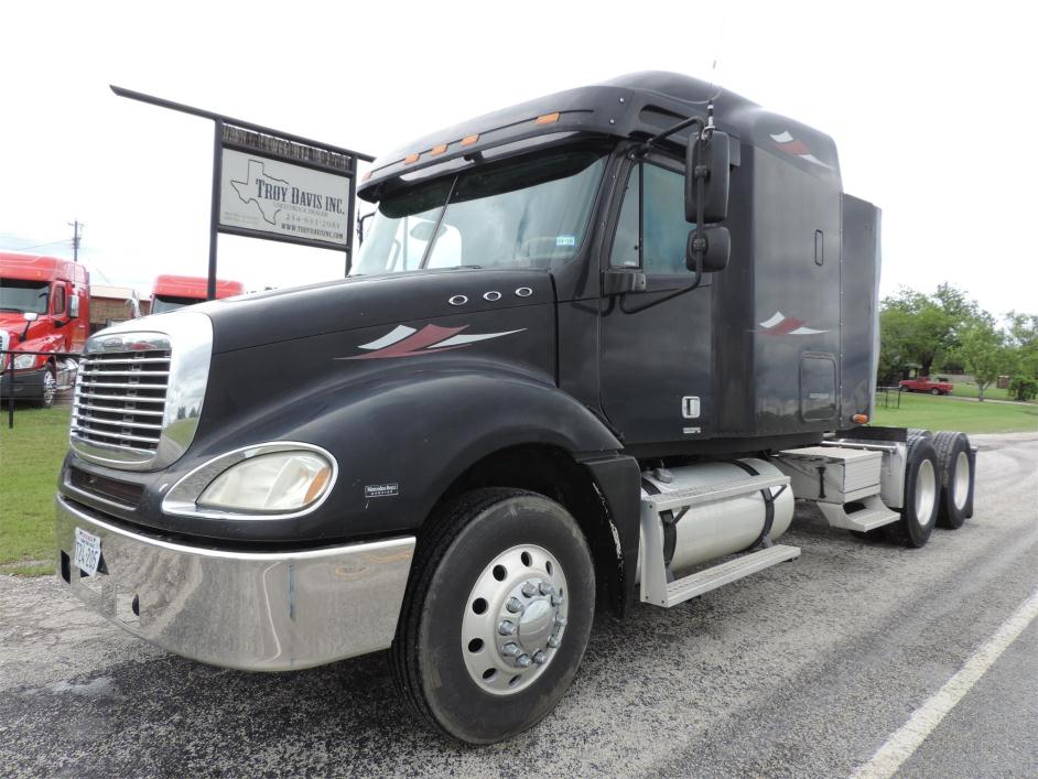 2004 Freightliner Columbia 120  Conventional - Sleeper Truck