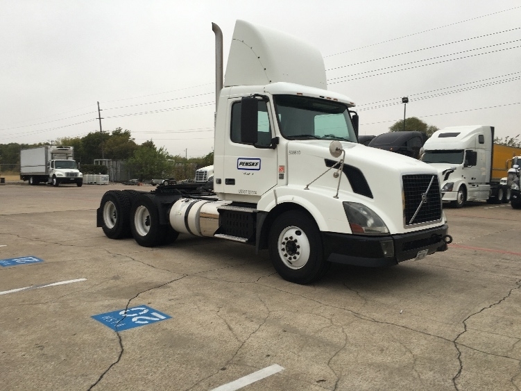 2011 Volvo Vnl64t300  Conventional - Day Cab